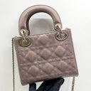 Mini geantă Lady Dior cu lanț, model cu clapetă, din piele lăcuită cu motiv Cannage, culoarea Pink Mauve, interior din piele întoarsă
