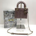 Mini geantă Lady Dior cu lanț, model cu clapetă, din piele lăcuită cu motiv Cannage, culoarea Pink Mauve, interior din piele întoarsă